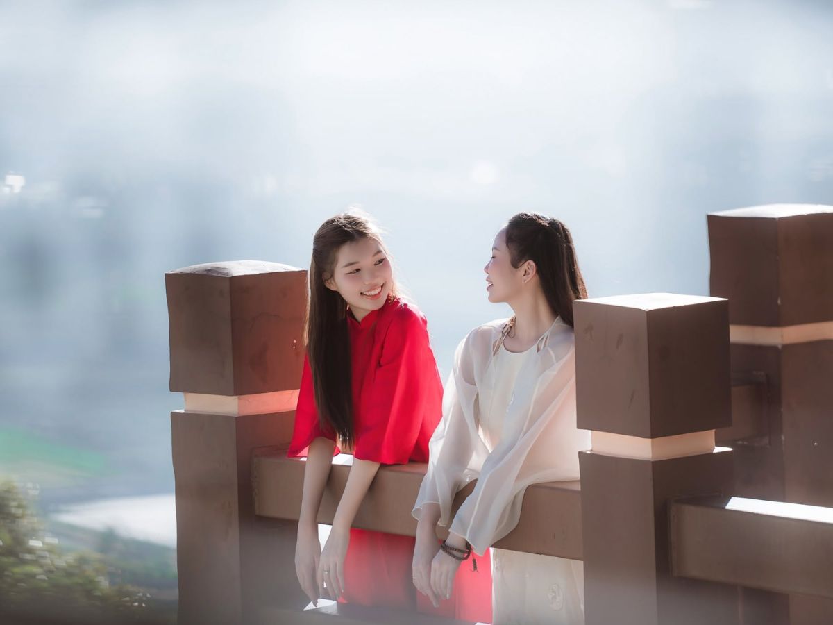Du khách ngắm mây bên lan can trong ánh sớm trên đỉnh Núi Bà Đen.