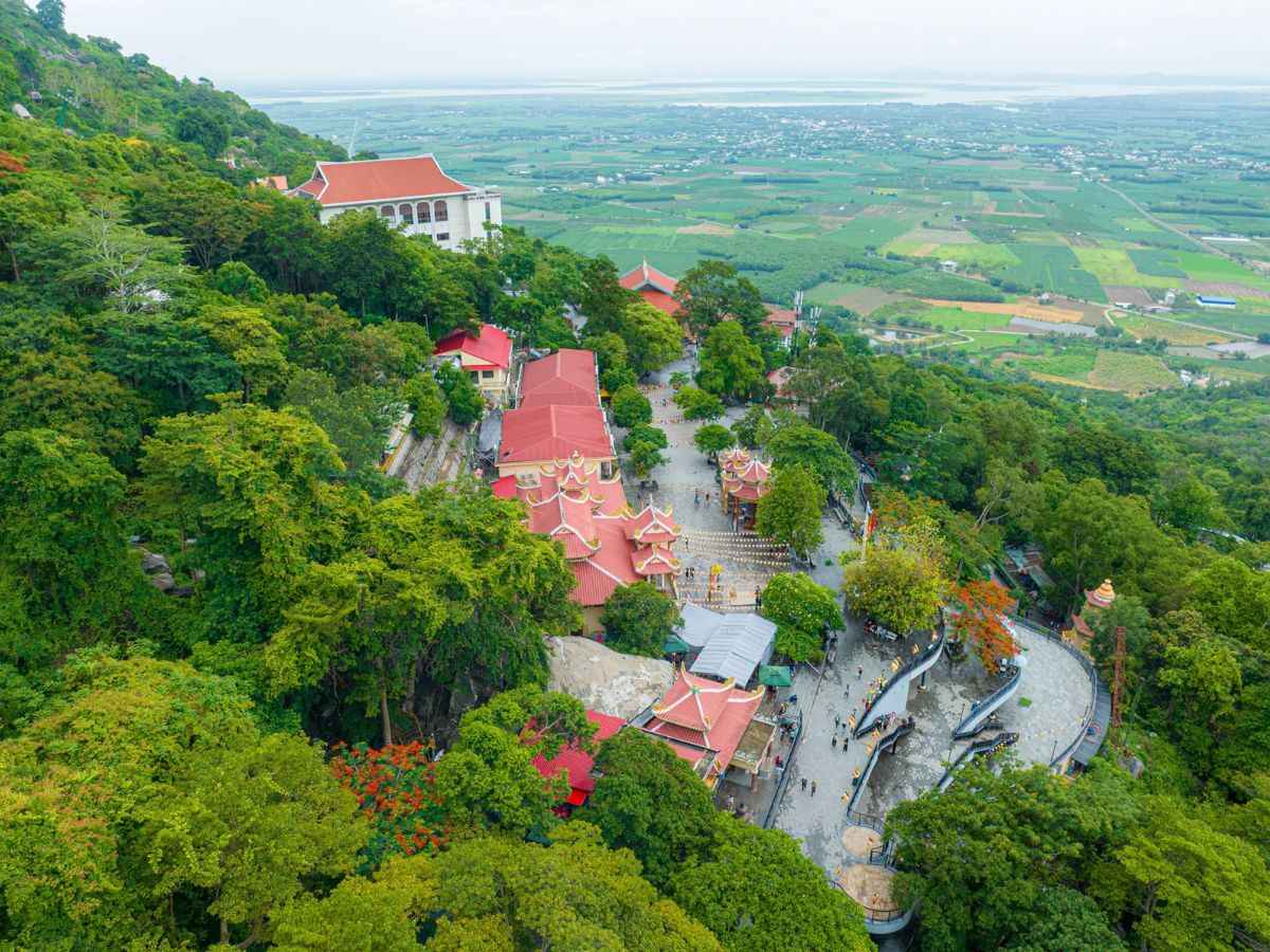 Quần thể chùa Bà trên sườn Núi Bà Đen nhìn ra đồng bằng Tây Ninh.