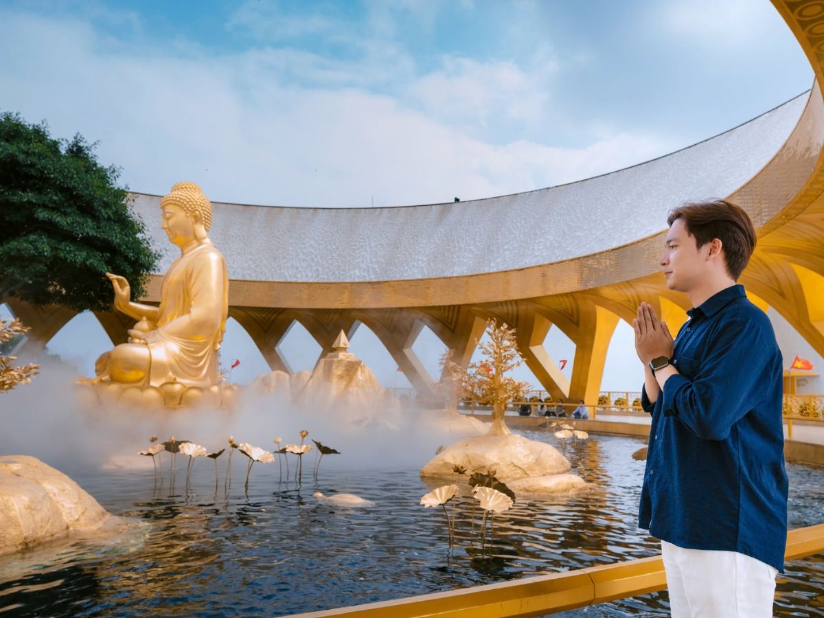 Du khách chiêm bái tượng Phật Câu Na Hàm giữa hồ sen vàng