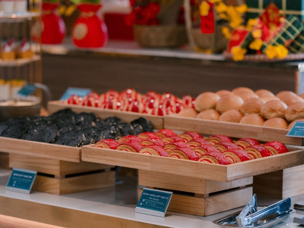 Các loại bánh trong quầy buffet tại nhà hàng trên đỉnh Núi Bà Đen.