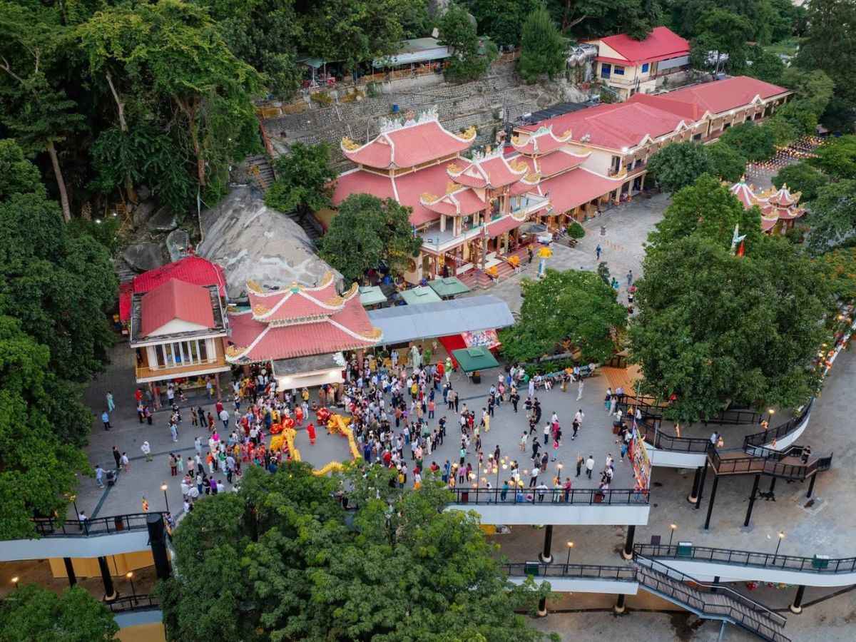 Không khí lễ hội tại khu chùa Bà giữa rừng xanh Núi Bà Đen.