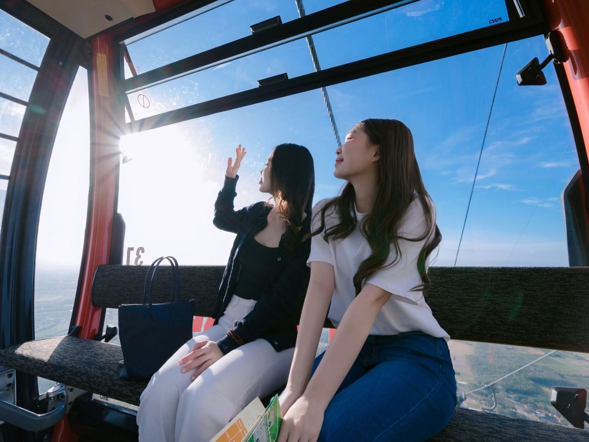 Du khách ngắm cảnh từ cabin cáp treo trên hành trình lên Núi Bà Đen.