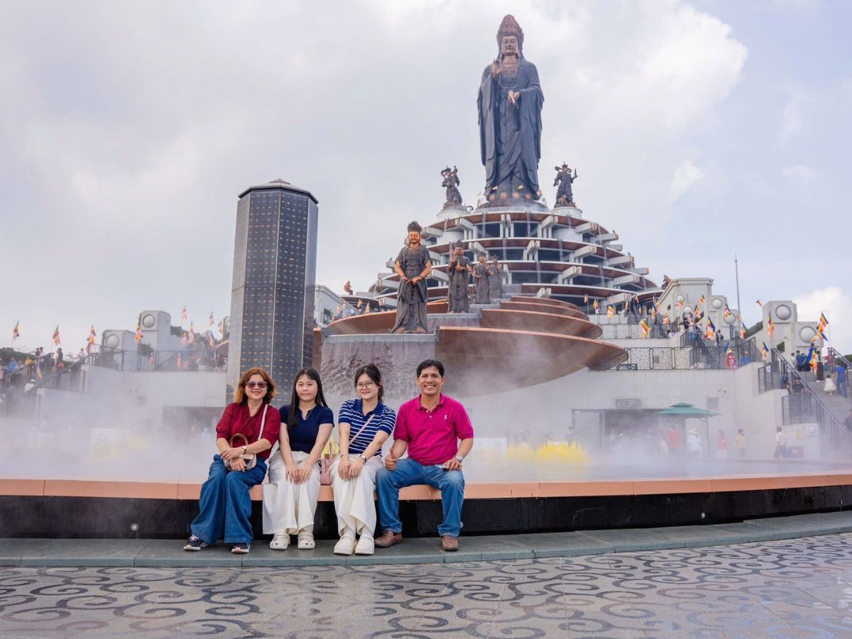 Du khách check-in tại quảng trường dưới tượng Phật Bà Tây Bổ Đà Sơn.