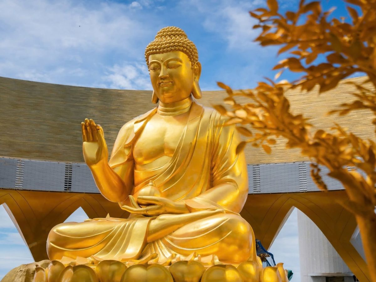 Tượng Phật Câu Na Hàm Mâu Ni mạ vàng tại Vườn Ưu Đàm.