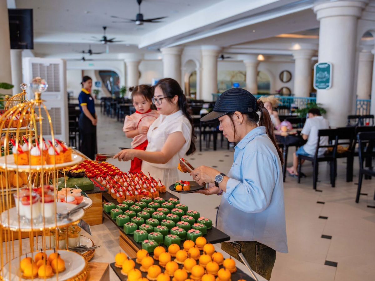 Du khách chọn món tại quầy buffet Vân Sơn trên đỉnh Núi Bà Đen.