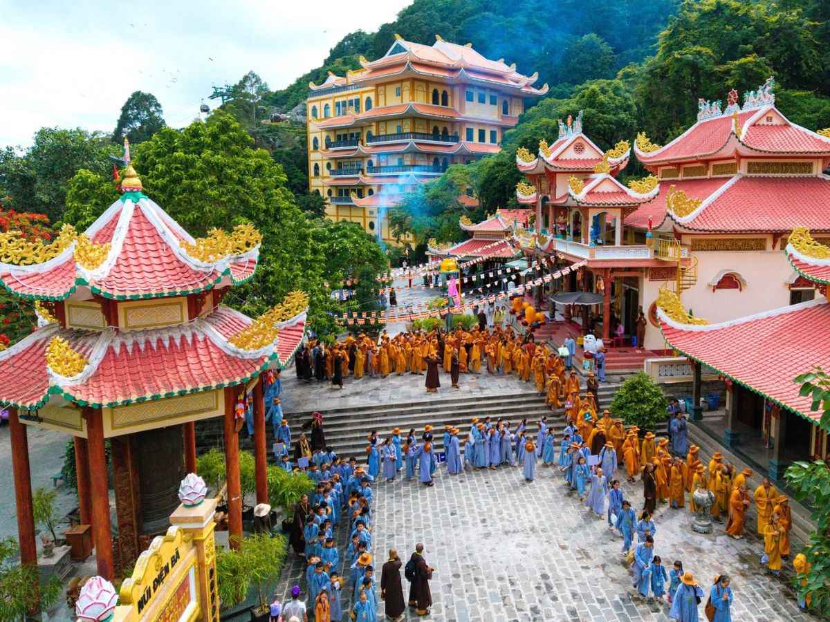 Không gian lễ nghi trang nghiêm tại Linh Sơn Tiên Thạch Tự.