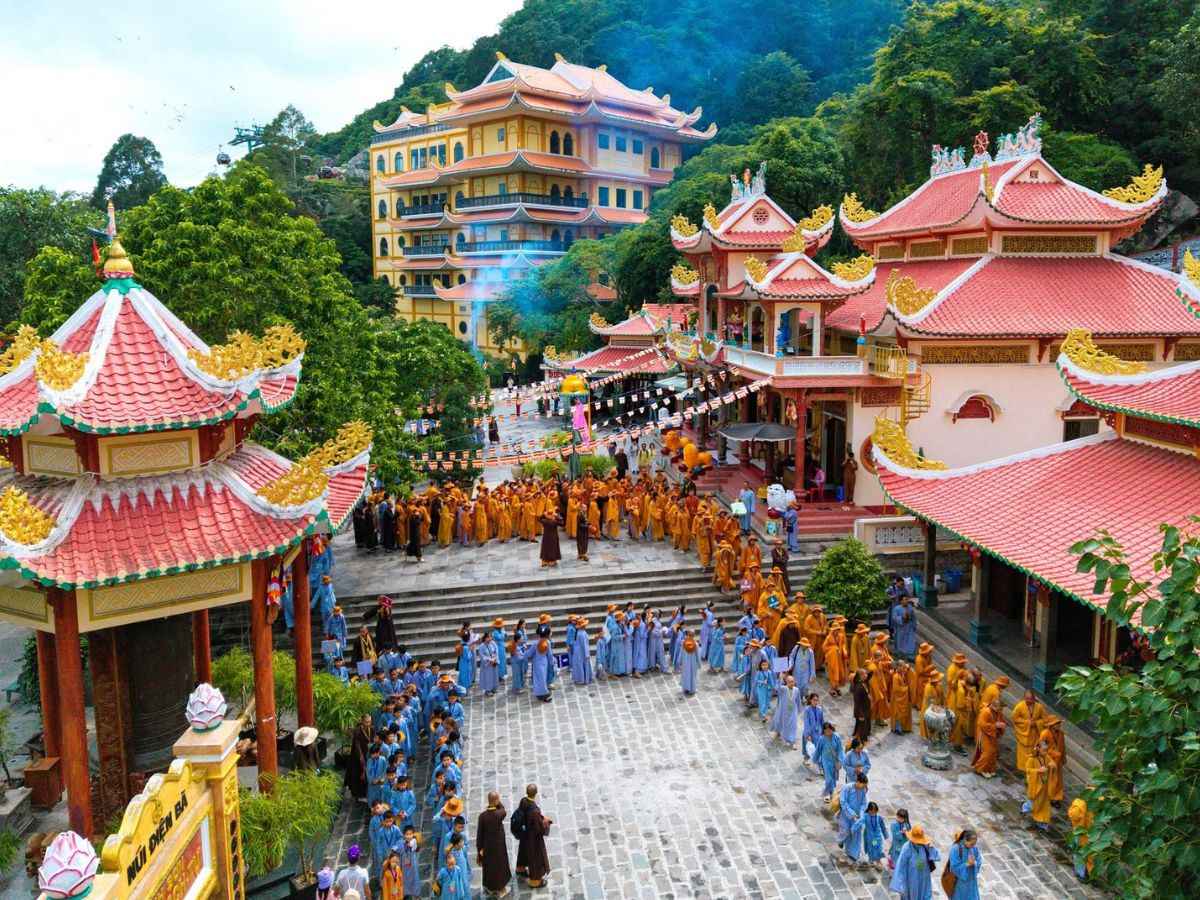 Không gian chùa Bà Núi Bà Đen đông vui trong ngày hành hương.