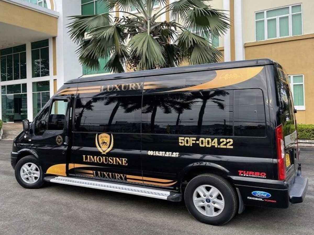Xe limousine Saco Travel phục vụ tuyến TP.HCM đi Tây Ninh.