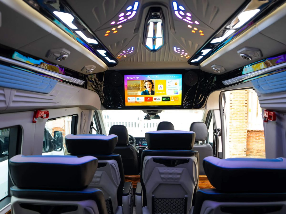 Nội thất limousine Đồng Phước với ghế rộng và màn hình giải trí.