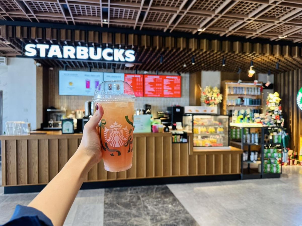 Đồ uống tại Starbucks trên đỉnh núi cho du khách nghỉ chân.