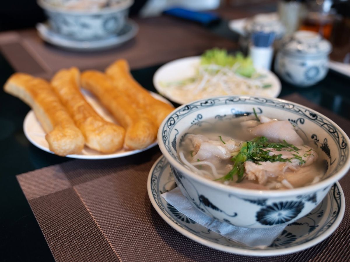 Tô bánh canh Trảng Bàng cùng quẩy tại khu ẩm thực Núi Bà Đen.