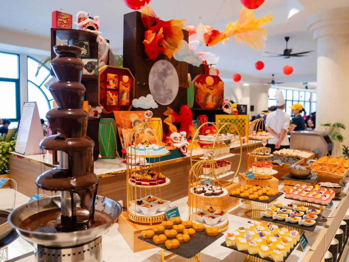 Quầy tráng miệng đa dạng tại nhà hàng Buffet Vân Sơn trên đỉnh núi.