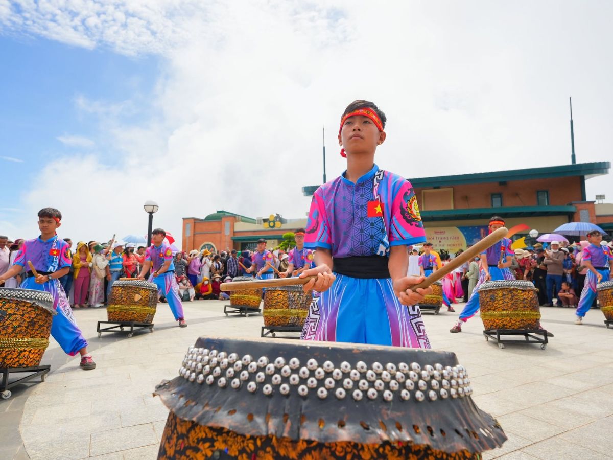 Màn biểu diễn trống rộn ràng trên đỉnh Núi Bà Đen mùa hội.