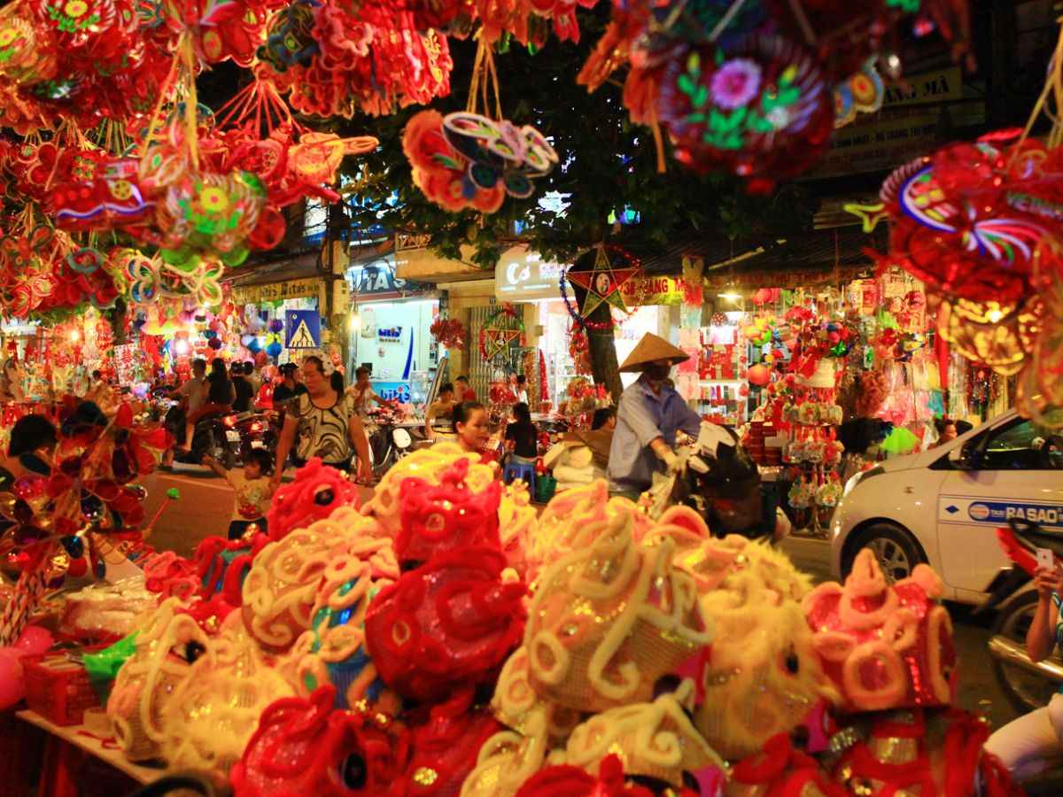 Phố Hàng Mã rực rỡ đồ chơi truyền thống trong đêm Trung thu.