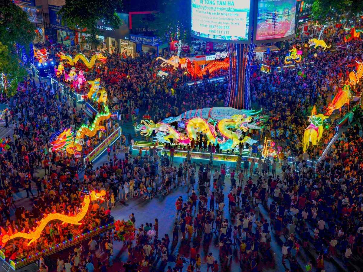 Lễ hội Thành Tuyên rực sáng với những mô hình đèn khổng lồ.