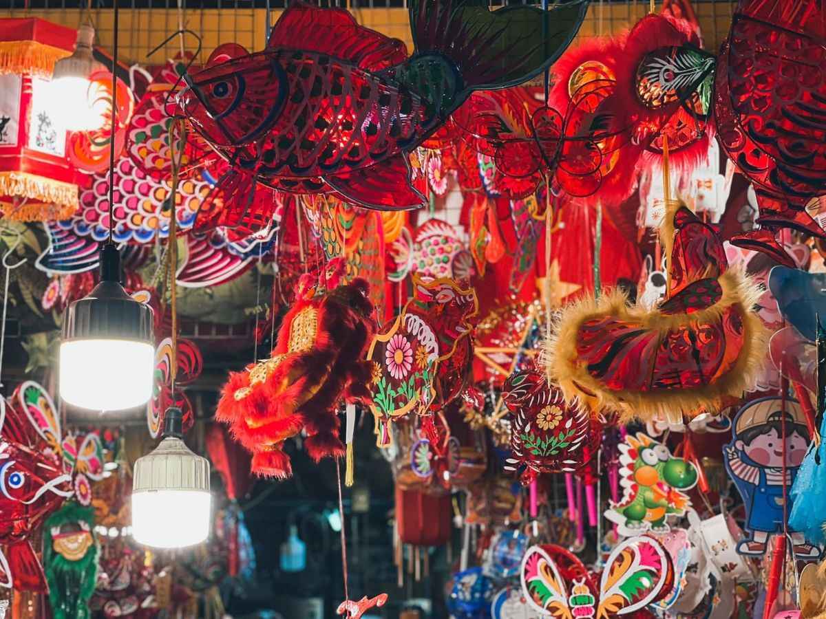 Đèn lồng Trung thu rực rỡ tạo nên không khí lễ hội náo nhiệt.
