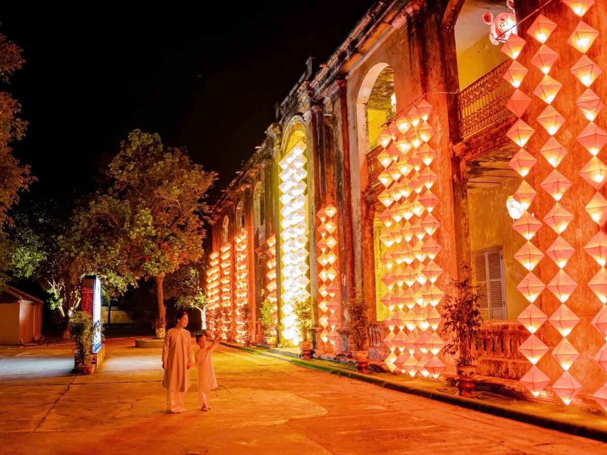 Đèn lồng thắp sáng Đại Nội Huế trong không khí Trung thu cổ kính.
