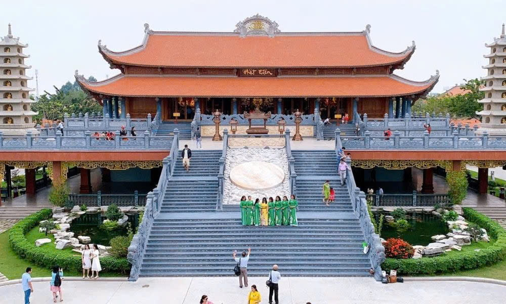 Tọa lạc đỉnh núi Bà Đen, chùa Bà là điểm tham quan nổi bật tại Tây Ninh.