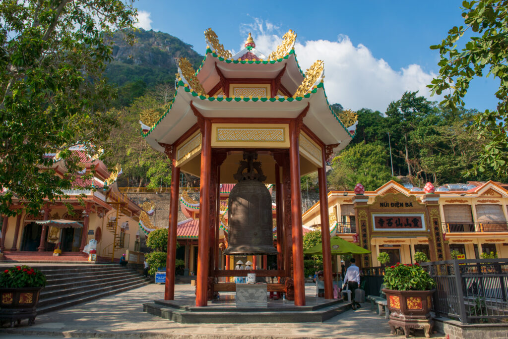 Khu vực Đại hồng chung tại chùa Bà được nhiều du khách lựa chọn làm điểm thiền định