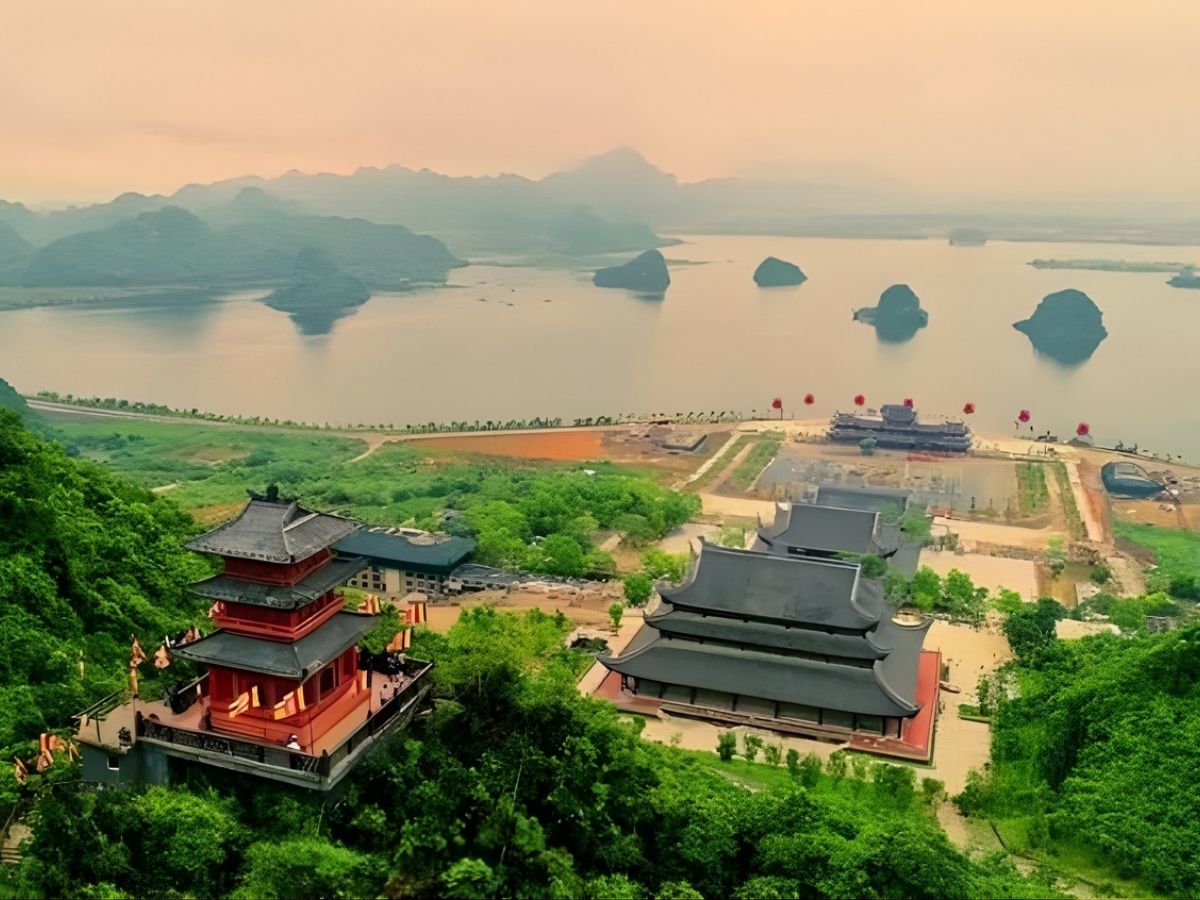Chùa Tam Chúc thuộc tỉnh Hà Nam là quần thể nằm giữa không gian thiên nhiên. (Nguồn: Sưu tầm)