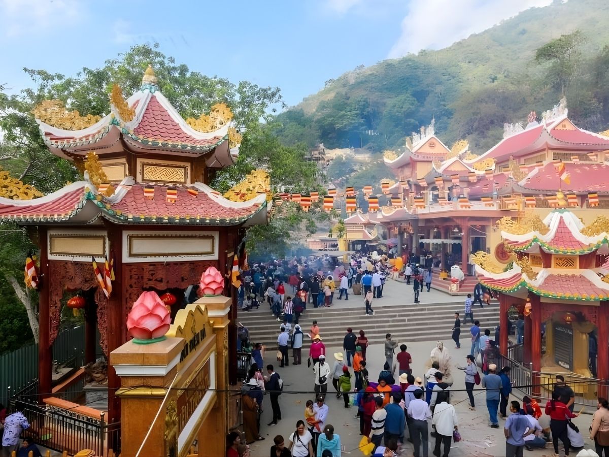 Đi lễ đầu năm núi Bà Đen là một phần trong đời sống văn hóa tâm linh của nhiều vùng miền Việt Nam. (Nguồn: Sưu tầm)