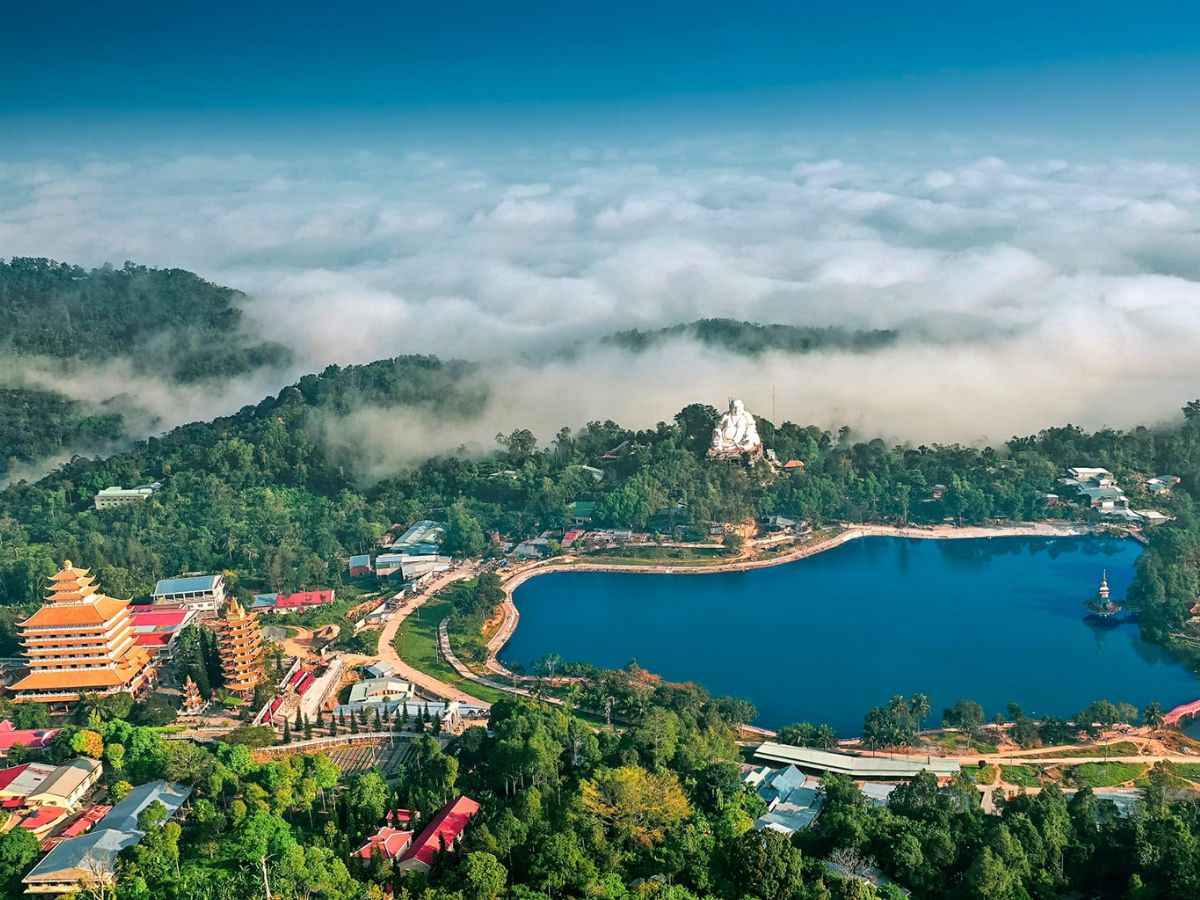 Hồ Thủy Liêm và quần thể chùa trên Núi Cấm giữa biển mây