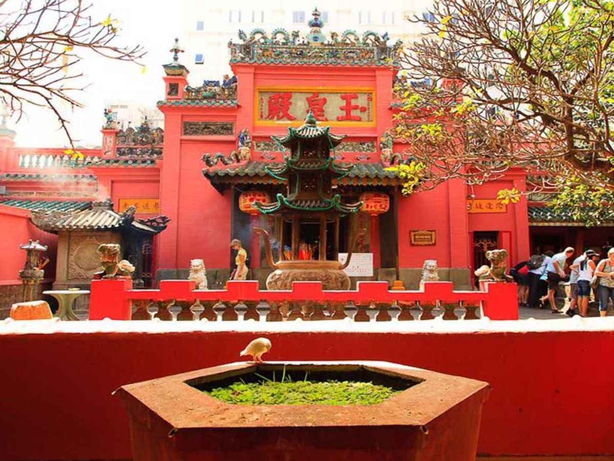 Điện Ngọc Hoàng nổi bật với sắc đỏ cổ kính giữa trung tâm TP.HCM