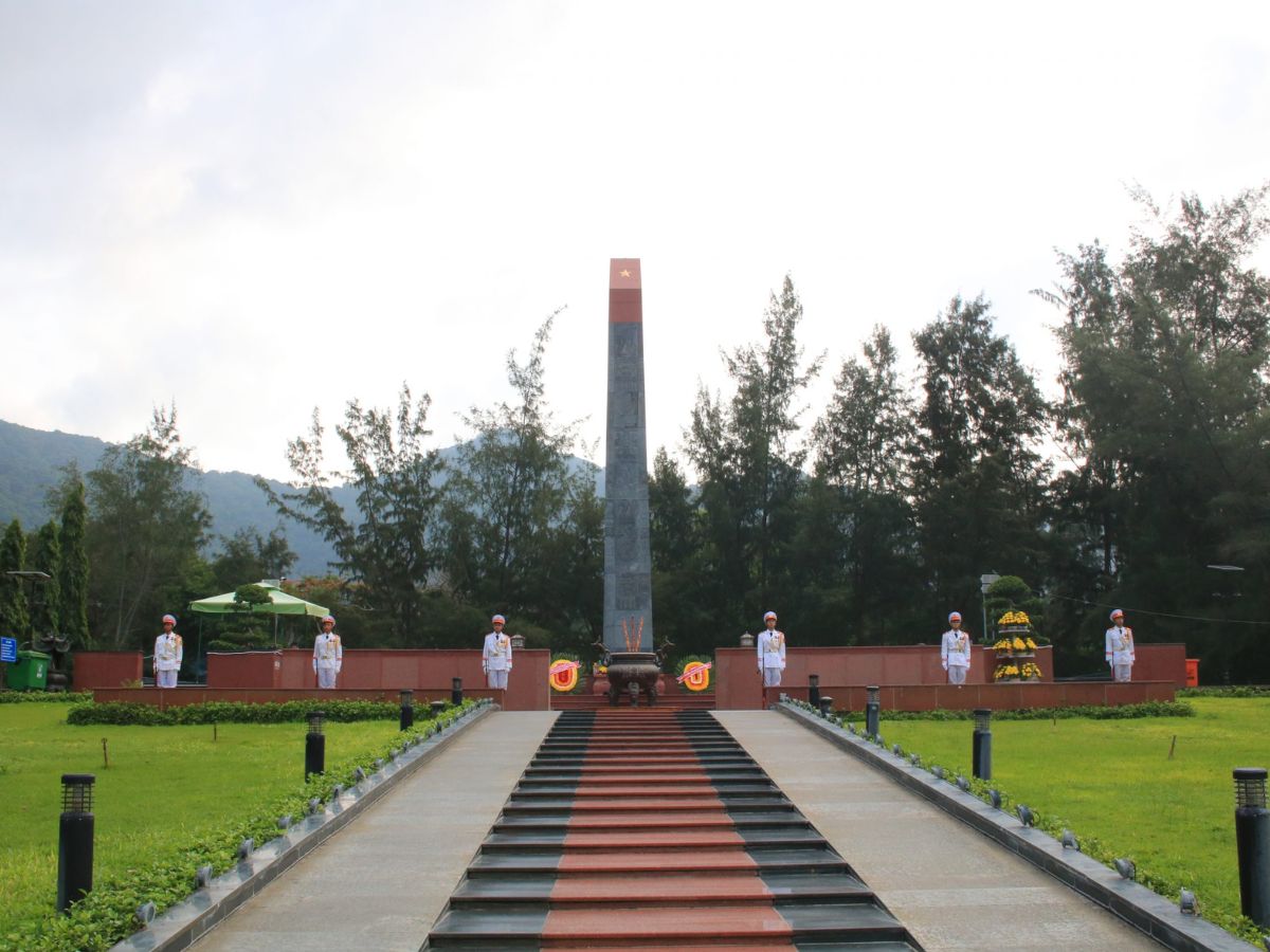 Đài tưởng niệm Nghĩa trang Hàng Dương trang nghiêm giữa Côn Đảo.