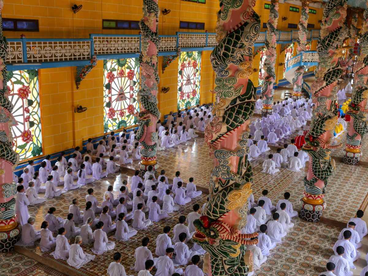 Nghi lễ tại Tòa Thánh Cao Đài Tây Ninh giữa hàng cột rồng rực rỡ.