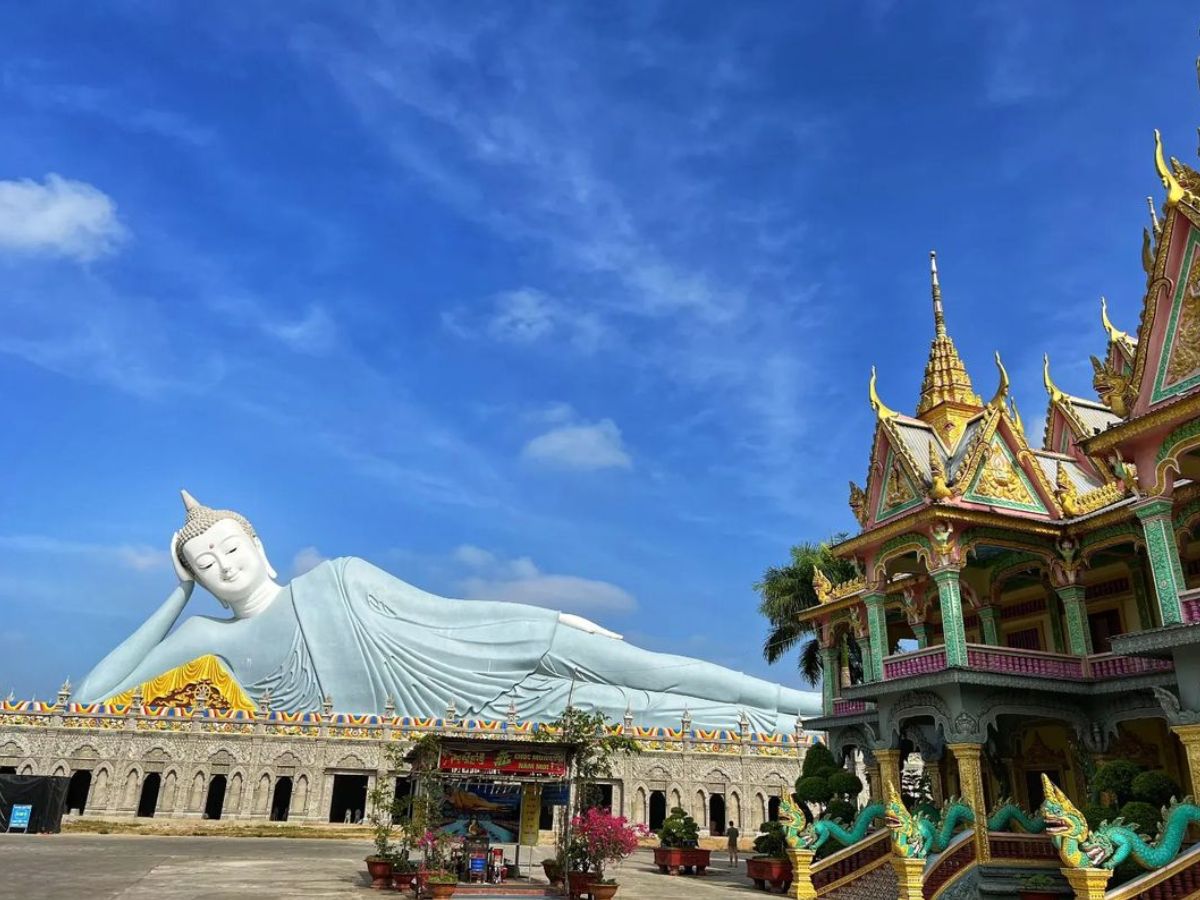 Tượng Phật nằm ở Sóc Trăng giữa kiến trúc chùa Khmer rực rỡ.