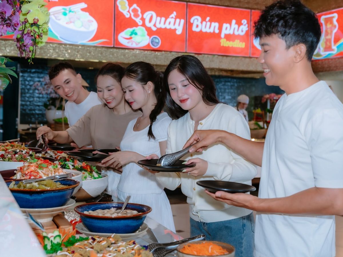 Nhóm du khách chọn món tại quầy bún phở của Buffet Vân Sơn.
