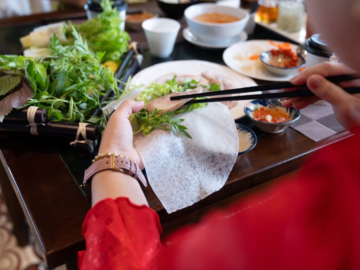Du khách cuốn bánh tráng phơi sương với rau và thịt tại Tây Ninh