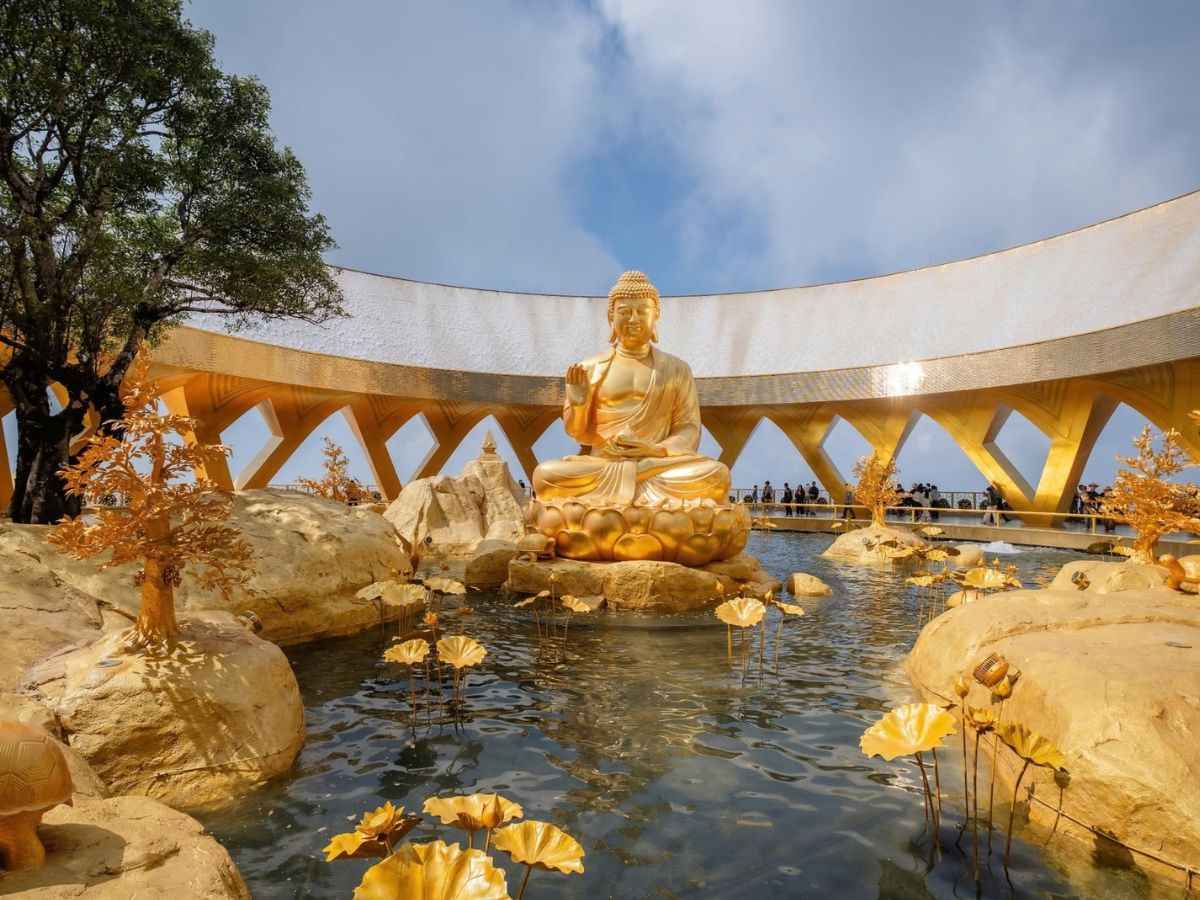 Tượng Phật Câu Na Hàm Mâu Ni tại Vườn Ưu Đàm trên đỉnh Núi Bà Đen.