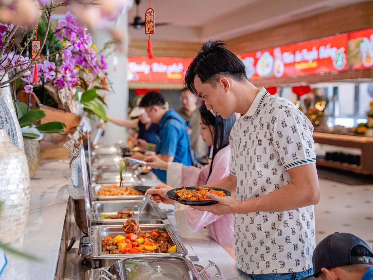 Du khách chọn món tại khu buffet trên đỉnh Núi Bà Đen.