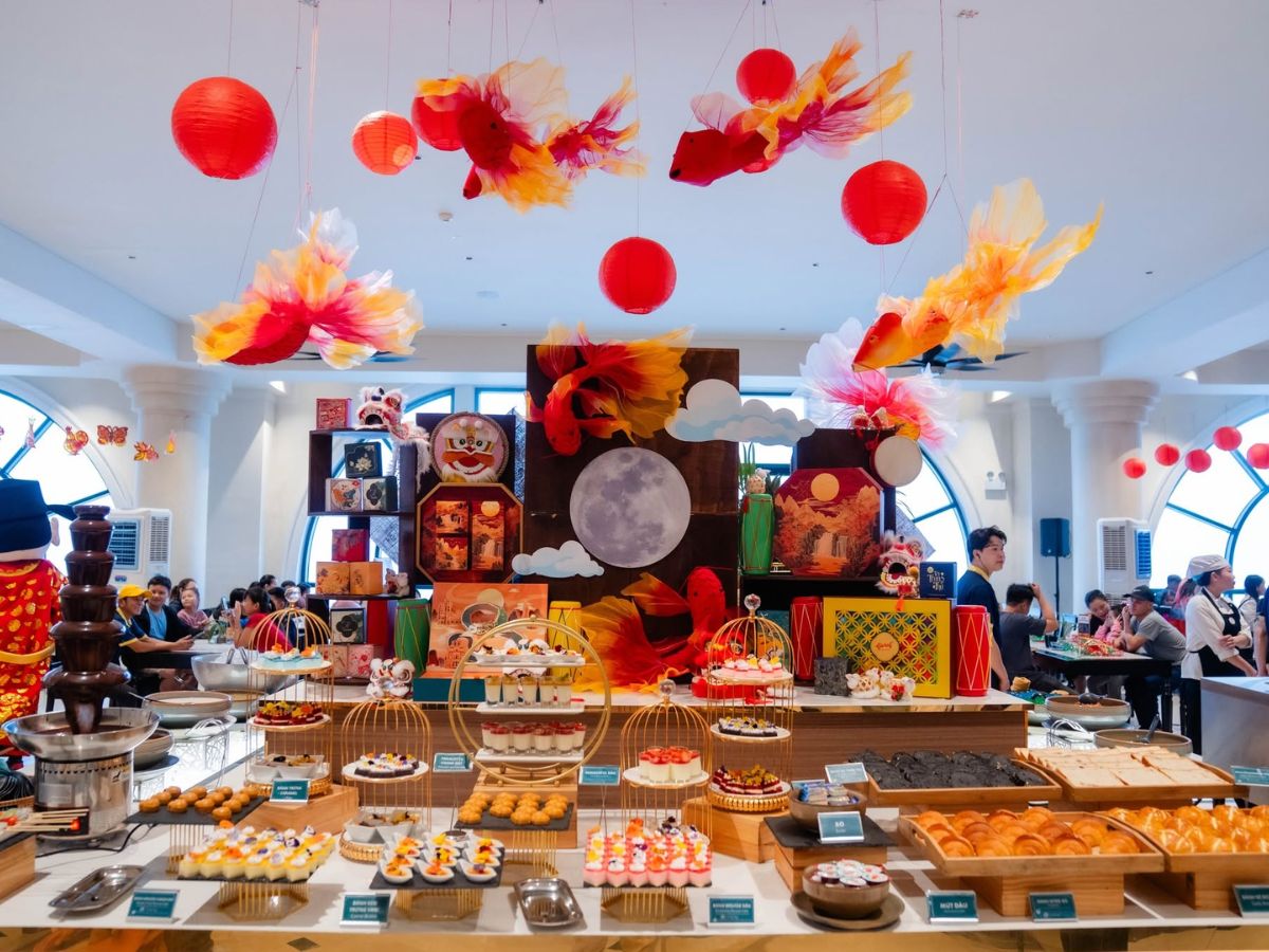 Quầy buffet Vân Sơn rực rỡ với món tráng miệng và trang trí lễ hội.