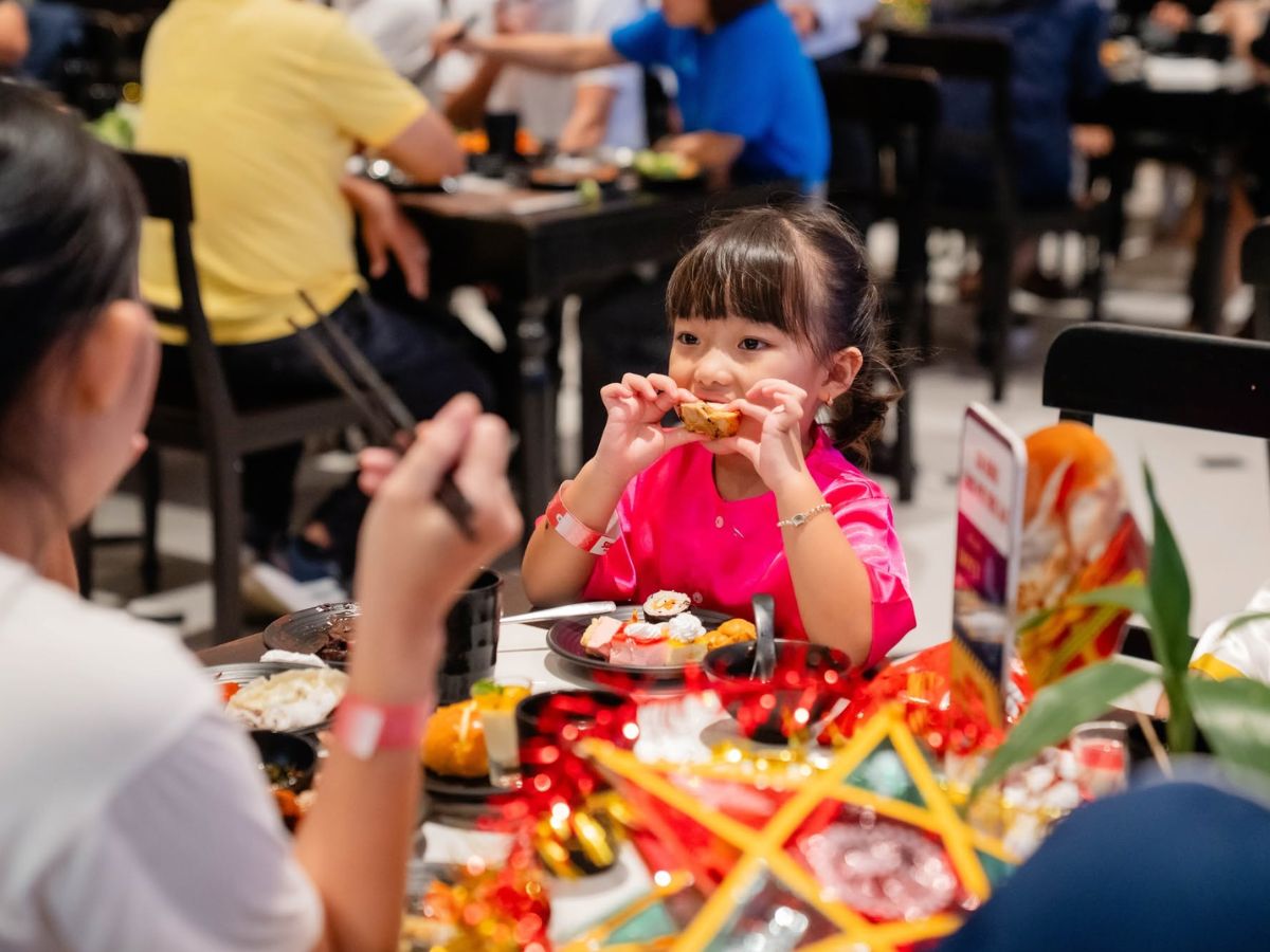 Trẻ nhỏ thưởng thức buffet Vân Sơn cùng gia đình trên đỉnh Bà Đen