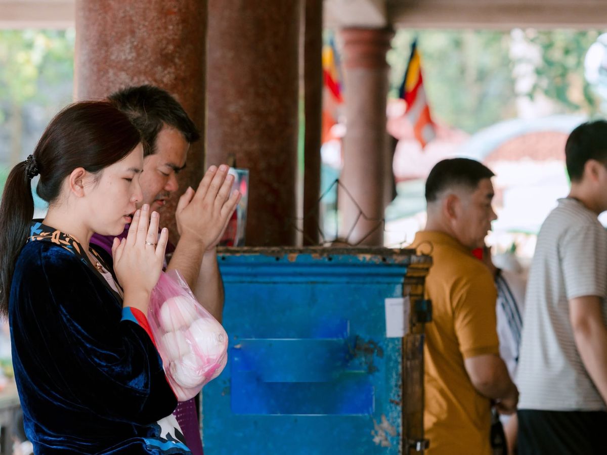 Du khách thành tâm cầu bình an tại điểm chiêm bái linh thiêng.