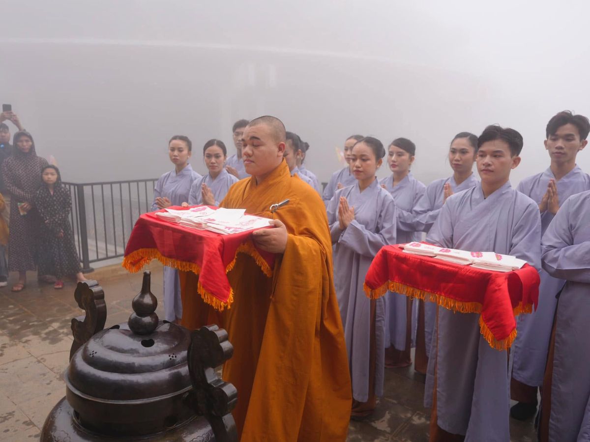 Nghi lễ cầu an trang nghiêm trong sương trên đỉnh Núi Bà Đen