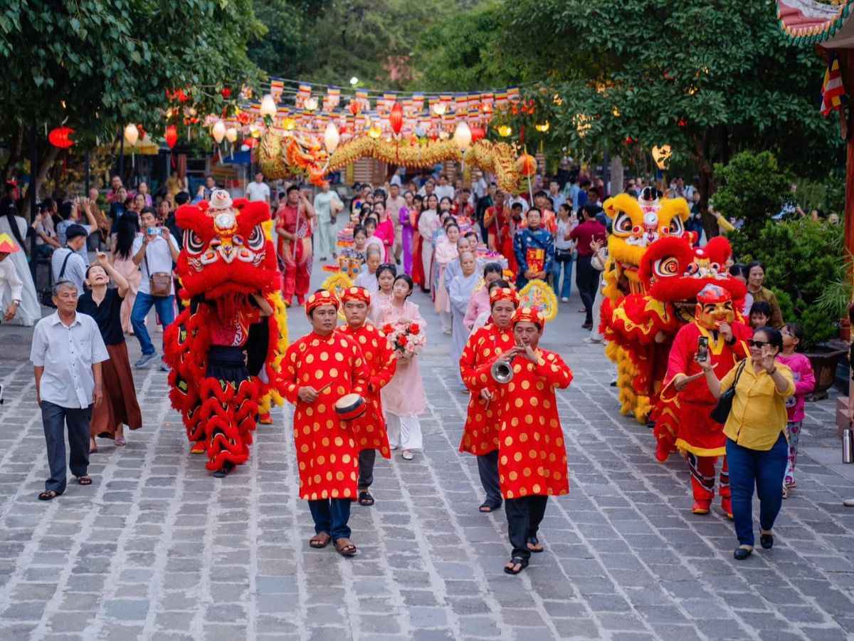 Đoàn rước múa lân trong lễ hội văn hóa tâm linh tại Núi Bà Đen.