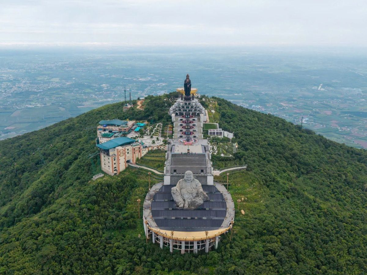 Quần thể công trình tâm linh trên đỉnh Núi Bà Đen nhìn từ trên cao.