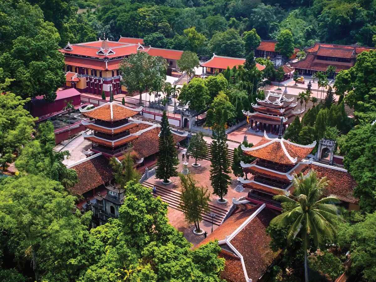 Toàn cảnh quần thể Chùa Hương giữa núi rừng Hương Sơn xanh mát.