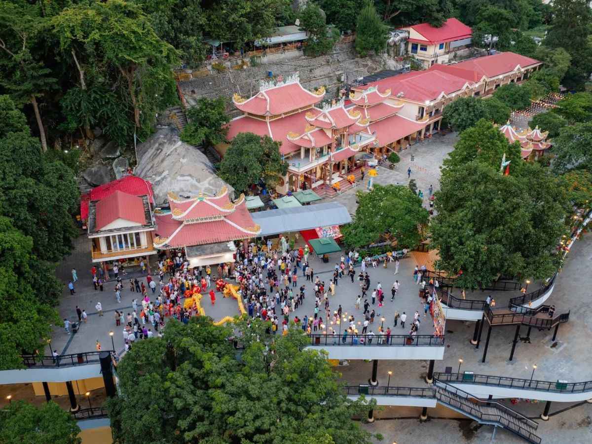 Toàn cảnh khu chùa Núi Bà Đen giữa rừng xanh và dòng người chiêm bái.