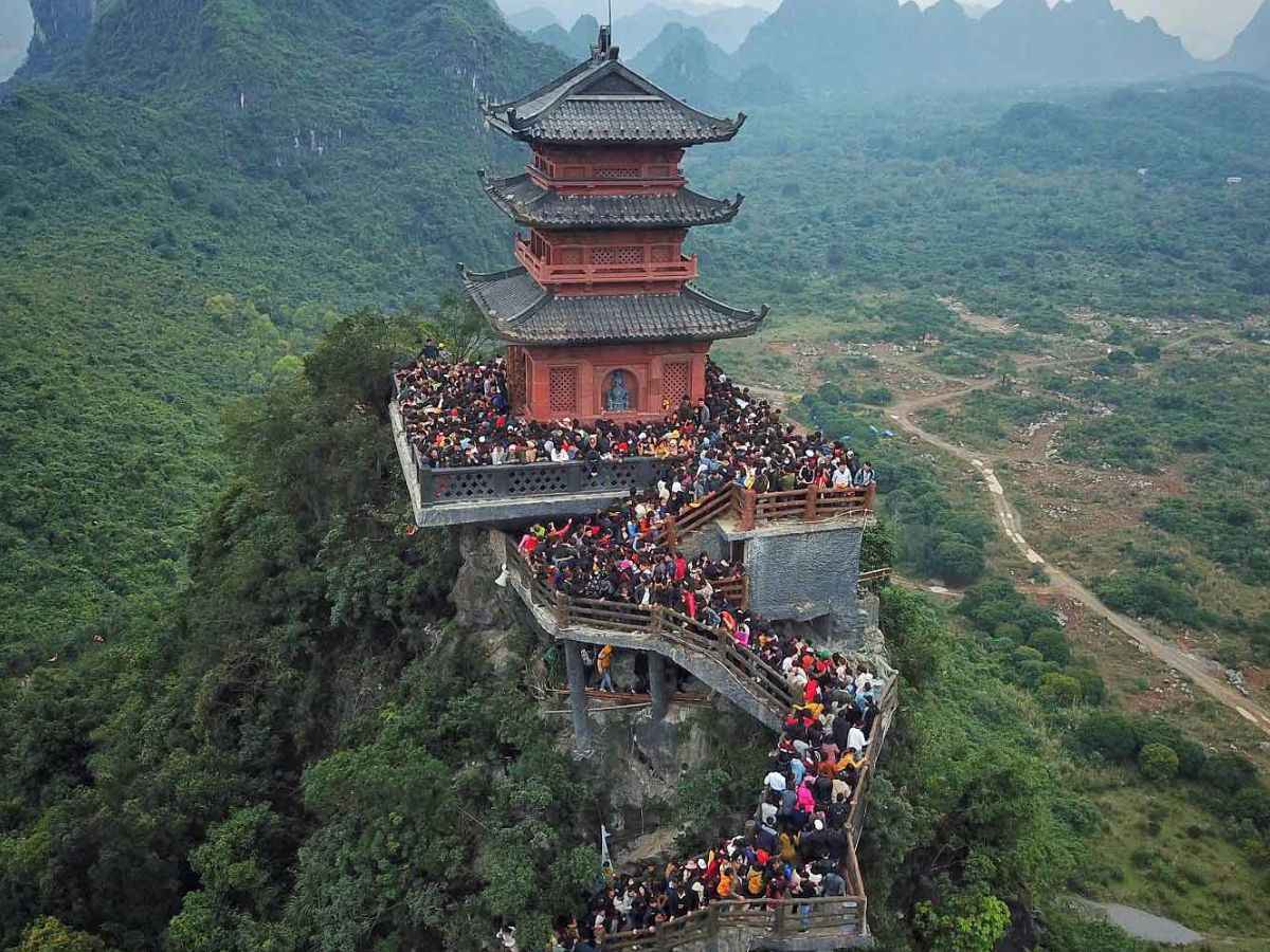 Du khách chiêm bái chùa Ngọc giữa núi non Tam Chúc hùng vĩ.