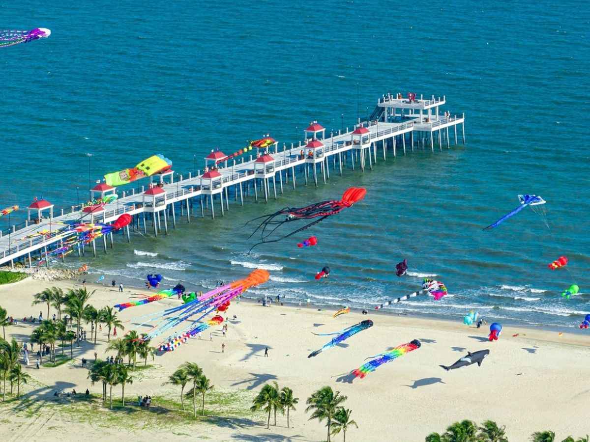 Bãi biển Hồ Tràm với cầu ngắm cảnh và những cánh diều rực rỡ