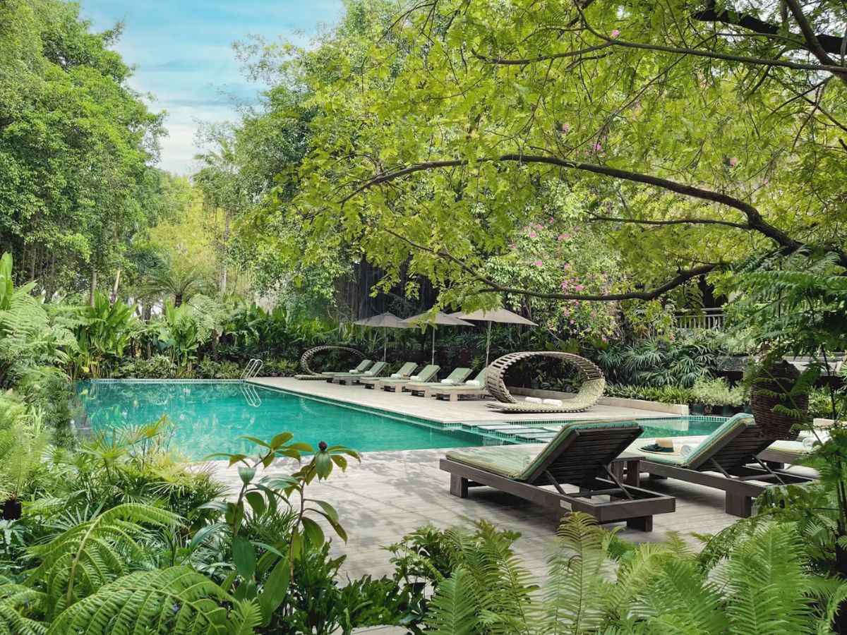 Hồ bơi xanh giữa khu nghỉ dưỡng An Lâm Retreats Saigon River.