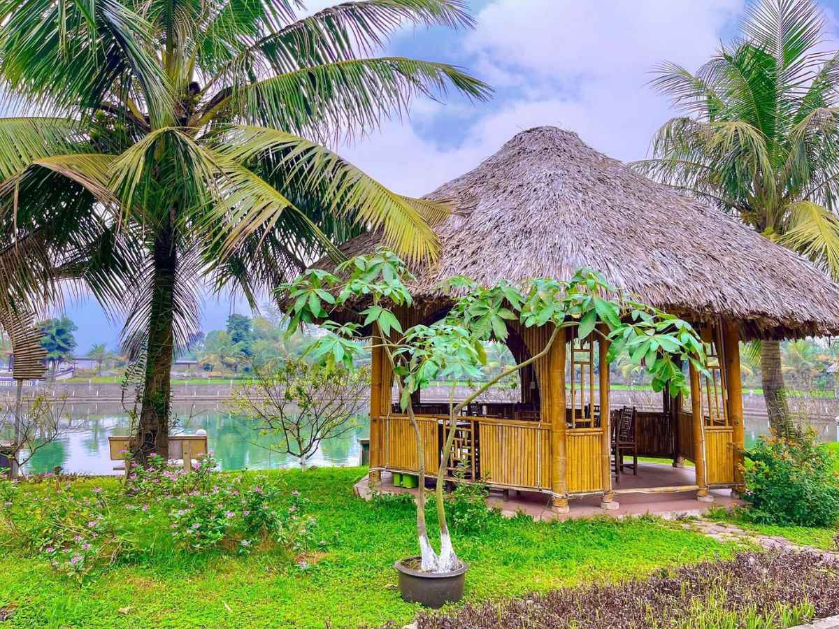 Nhà chòi ven hồ giữa không gian xanh tại khu du lịch An Bình.