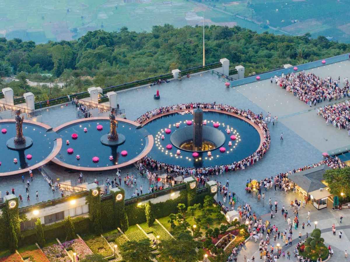 Không gian tâm linh trên đỉnh Núi Bà Đen với đông đảo du khách.