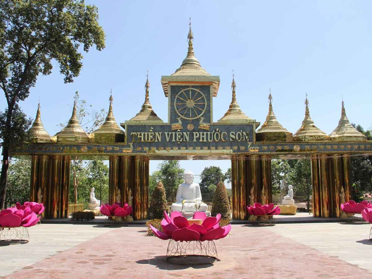 Cổng Thiền viện Phước Sơn với tượng Phật và hoa sen trong sân.