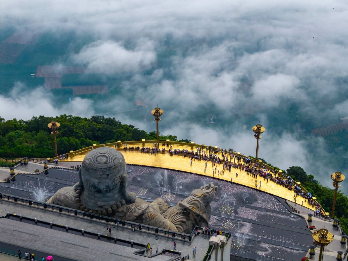 Tượng Bồ Tát Di Lặc trên đỉnh Núi Bà Đen giữa biển mây