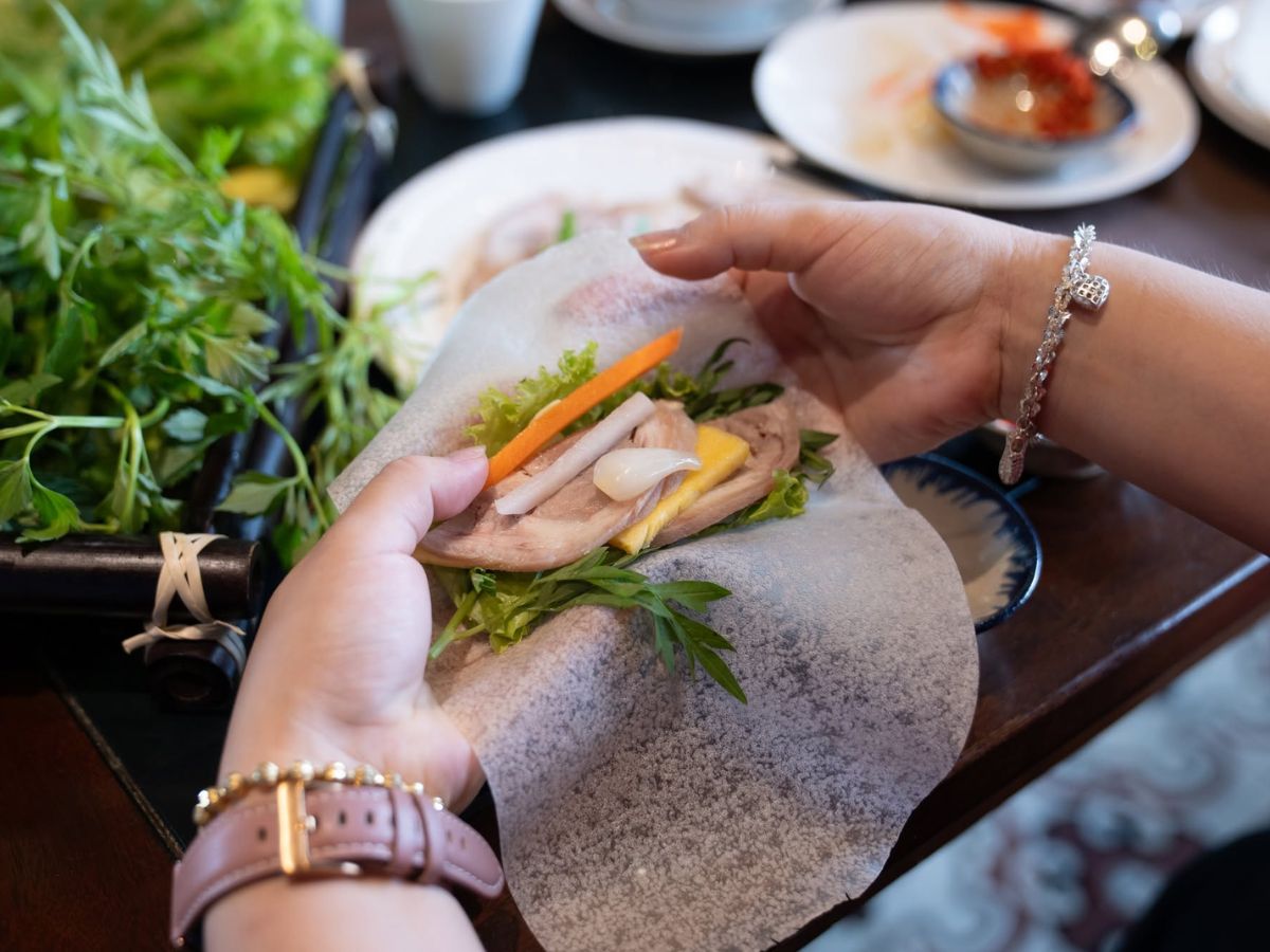 Bánh tráng phơi sương Trảng Bàng cuốn thịt heo và rau rừng.